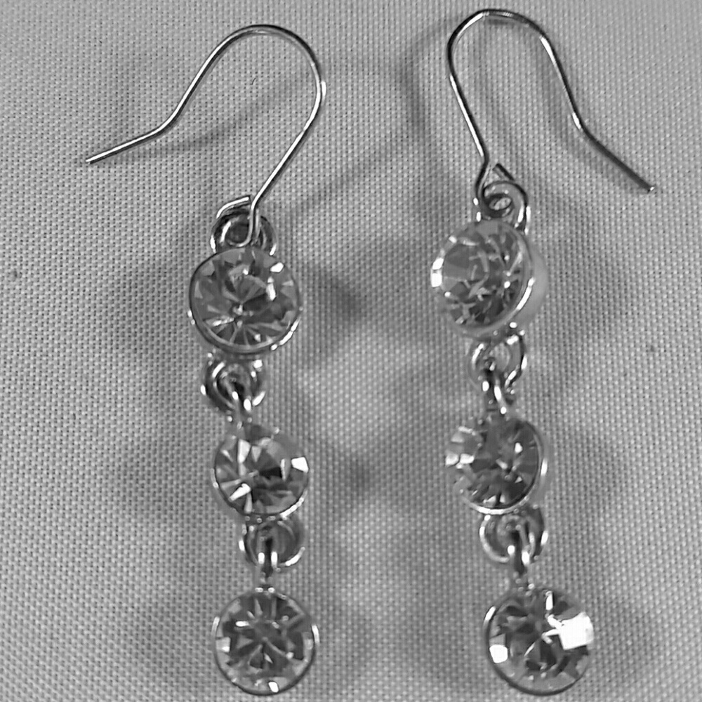SILVER AND 3 ROUND CRYSTALS EARRINGS.